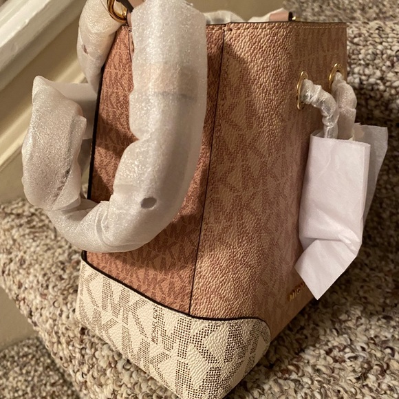 MK Mercer Galery Crossbody Bucket Bag - Picture 3 of 5